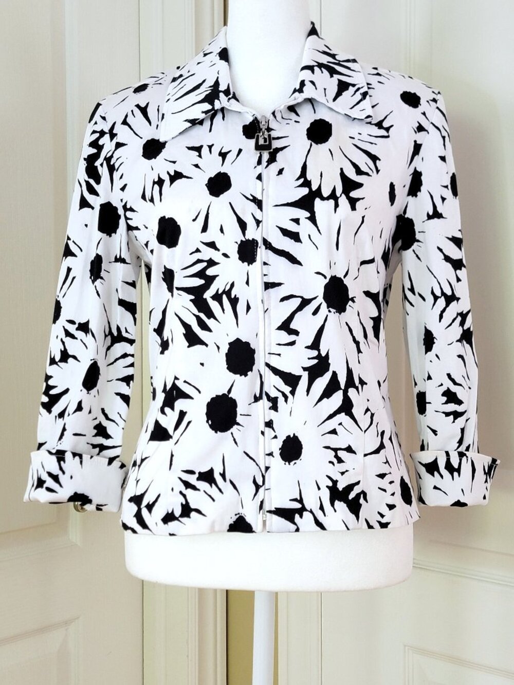 JOSEPH RIBKOFF WHITE & BLACK PRINT JACKET